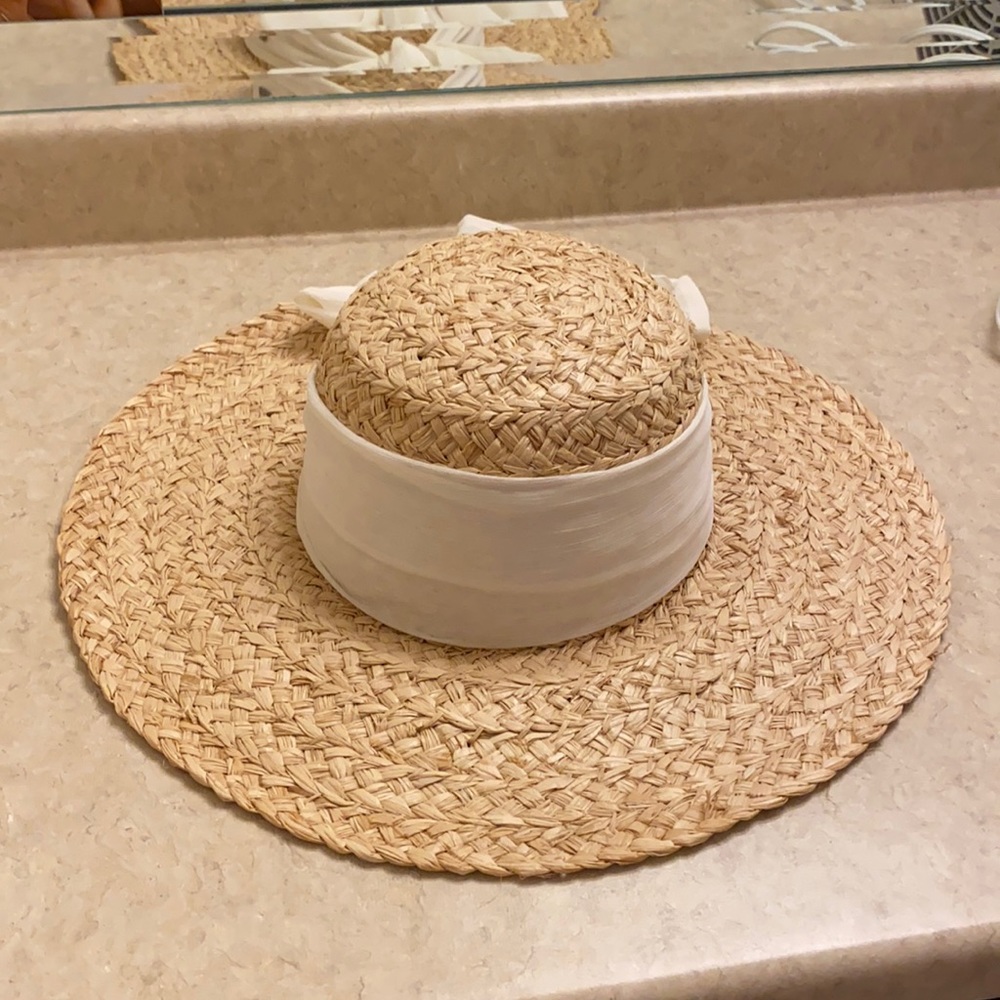 Straw beach hat with bow